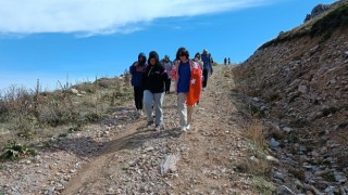 Gedizde öğrenciler 100. yıl anısına Akdağ zirvesine bayrak astılar
