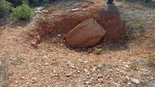 Gedizde tarihi mezarların bulunduğu alan defineciler tarafından tahrip edildi