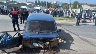 Gedizde tır otomobili biçti, 1 ölü 1 yaralı