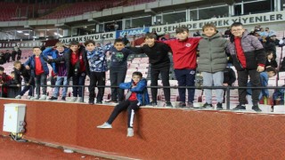 Geleceğin futbolcularından yeşil sahadaki abilerine tribün desteği
