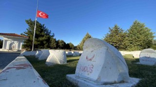 Gelibolu Yarımadası ve şehitliklerdeki bayraklar yarıya indirildi