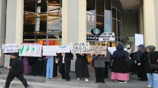 Genç kızlardan Starbucks önünde İsrail protestosu