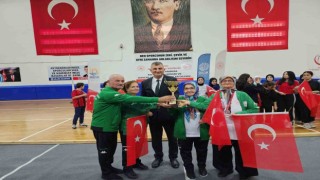 Gençler ve yaşlılar bocce müsabakasında karşılaştı