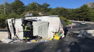 Gıda taşıyan kamyon kaza yaptı, 2 yaralı