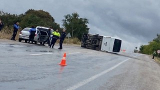 Gönende minibüs devrildi: 7si polis 10 kişi yaralandı