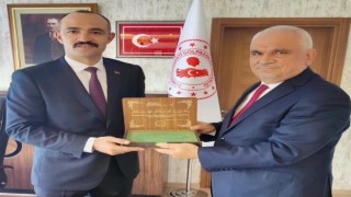 Göreve yeni başlayan kaymakama Kur‘an-ı Kerim hediye etti