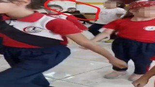 Gösteri gurubundan öğretmeni tarafından çıkarılan çocuğun provalarda da dışlandığı görüntüler yine yürekleri sızlattı