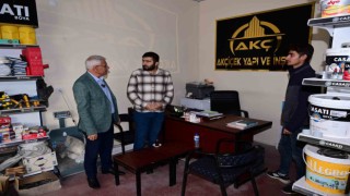 Güder Eskimalatyada geçici iş yerindeki esnafları yalnız bırakmıyor