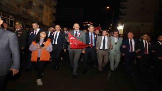 Hakkaride Cumhuriyet yürüyüşüne binler katıldı
