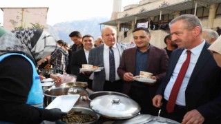 Hakkaride Filistine destek amaçlı hayır çarşısı kuruldu