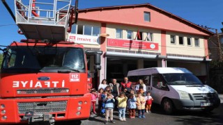 Hakkaride minik öğrencilere itfaiye tanıtıldı