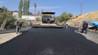 Hakkaride yol asfaltlama çalışmaları devam ediyor