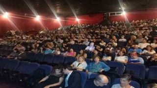 Haldun Dormen sahne rekoru kırdı, yönettiği oyunla İzmirlileri kırdı geçirdi