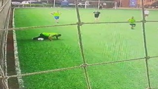 Halı sahada kalp krizi geçiren kişi hayatını kaybetti...O anlar kameralara yansıdı