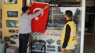 Haliliye Belediyesi bayrak dağıttı