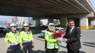 Halk otobüsü şoförlerinden kadın polislere sürpriz