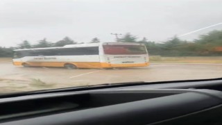 Halk otobüsü yağmur suyunda mahsur kaldı