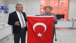 Hasan dede Bayrak Şiiri ile Başkan Kaplanı duygulandırdı