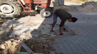 Hassa Belediyesi, depremden zarar gören cadde yoluna parke taşı döşedi
