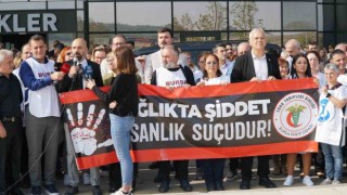 Hasta yakını tarafından darp edilen doktor için onlarca sağlık çalışanı bir araya geldi