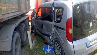 Direksiyon hakimiyetini kaybetti trafik levhasına çarptı