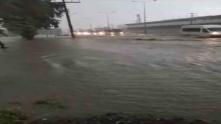 Hatay'da sağanak yağış etkili oldu caddeler göle döndü