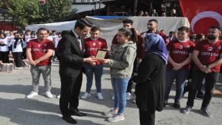 Hayatını kaybeden belediye personelinin ailesine plaket verildi