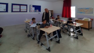 Hayırsever eczacı baba ocağındaki çocukları sevindirdi