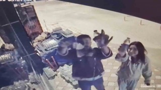 Helal olsun dedirten görüntü: Büfeden aldıkları iki şişe suyun parasını kameraya gösterip bıraktılar