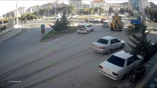 İki otomobilin çarpıştığı kaza güvenlik kamerasında