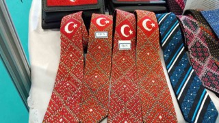 İranlı kadın Türk bayrağını kravat ve cüzdanlara işledi