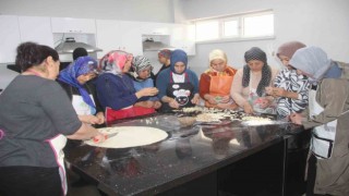 İş sahibi olmak isteyen kadınlar, aşçılık kursunda ter döküyor