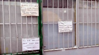 İş yeri önüne bırakılan araçlardan bıkınca bulduğu yöntem gülümsetti