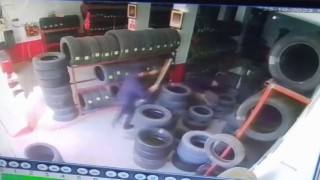 İş yerini basıp 17 yaşındaki çocuğu sopalarla dövdüler