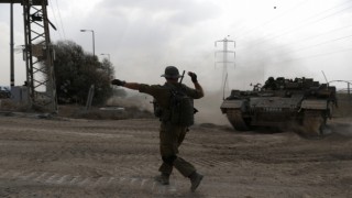 İsrailin Gazze sınırındaki Sderot kentinde tank hareketliliği artıyor