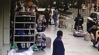 İstanbulda bıçaklı eş dehşeti kamerada: Kocasını sokak ortasında göğsünden bıçakladı