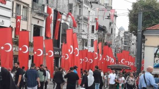 İstiklal Caddesi 100üncü yıla özel Türk Bayraklarıyla donatıldı