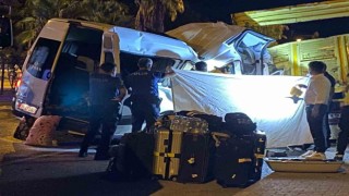 İsveç ve Alman uyruklu turistleri taşıyan minibüs, duran kamyona çarptı: 1 ölü, 10 yaralı
