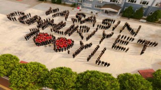 İzmirde 576 öğrenciden Yaşasın Cumhuriyet koreografisi