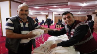İzmit Belediyesi, umreye gidecek vatandaşları hediyelerle uğurladı