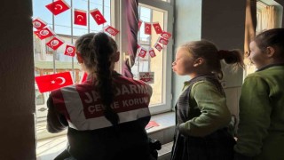 Jandarma ekipleri okulu bayraklarla süsledi