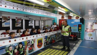 Jandarma ekiplerinden mobil trafik eğitim tırı ile öğrencilere trafik eğitimi