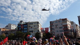 Jandarma helikopterinden müthiş gösteri: Alçak uçuşu görenleri büyüledi
