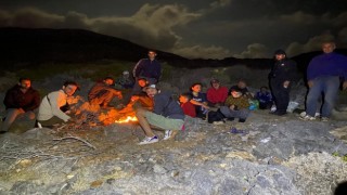 Jandarma mahsur kalan 15 düzensiz göçmeni kurtardı