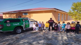Jandarma minik öğrencilere hayvan sevgisini aşılıyor