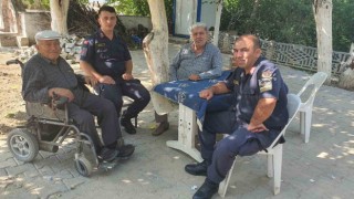 Jandarma yaşlı çınarları unutmadı