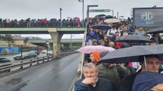 Kadıköy Uzunçayırda metrobüs kaza yaptı