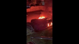 Kadıköyde bir otoparkta bulunan 3 araç alev alev yandı