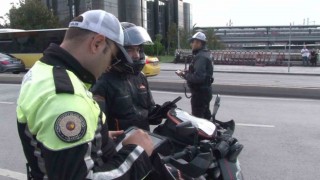 Kadıköyde motosiklet sürücülerine denetim yapıldı, 3 motosiklet bağlandı