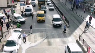 Kadıköyde yaya ezilmekten son anda kurtuldu, sürücü ceza yiyince gerginlik çıkardı